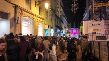 Noel ışıkları beklentisiyle Lisbons caddelerini dolduran Thronglar. Lizbon, Portekiz