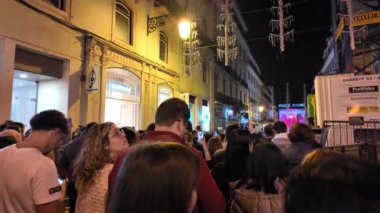 Heyecanlı kalabalık Lisbons sokaklarını doldurup Noel ışıklarının parlamasını bekliyor. Lizbon, Portekiz