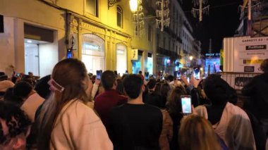 Lisbonların hareketli caddeleri şenlik ışıklarını bekleyen heyecanlı insanlarla dolu. Lizbon, Portekiz