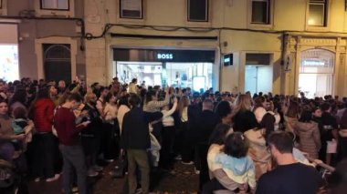 Kalabalık Lizbon sokaklarında sevinçle tatil ışıklarını bekliyor. Lizbon, Portekiz