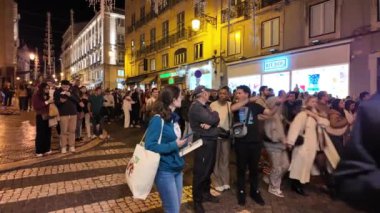 Lisbonlar canlı caddelerde uzun zamandır beklenen Noel ışıkları için tatil kalabalıkları toplanıyor. Lizbon, Portekiz