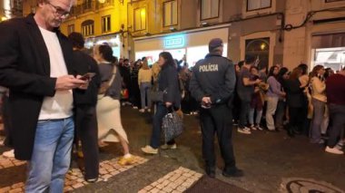 Lisbons caddelerinde Noel ışıkları için kalabalıklar toplanırken heyecan artıyor. Lizbon, Portekiz