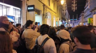 Lizbon sokakları tatil ışıklarını bekleyen şenlikli kalabalıklarla dolu..