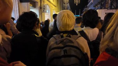 Neşeli kalabalık Noel ışıkları beklentisiyle Lizbon sokaklarını doldurdu..