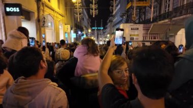 Noel ışıklarının yandığını görmek için kalabalık Lisbons sokaklarına akın ediyor..