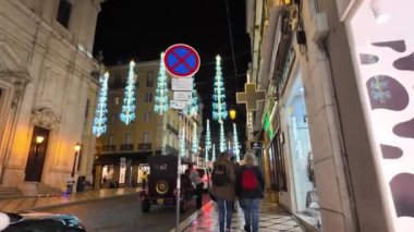 Lizbon şenlikli giyinmiş, akşam yürüyüşü için mükemmel..