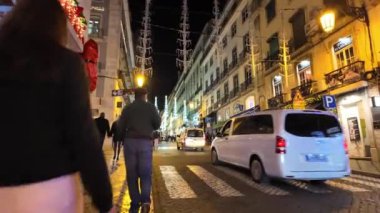 Geceleyin Lizbon 'u keşfetmek, bayram neşesiyle parlayan simgeler.