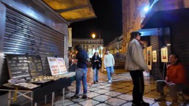 Noel temalı Lizbon, akşam yürüyüş yollarını aydınlatıyor.