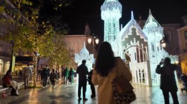 Lizbon 'da gece yürüyüşleri, tatil ışıkları ikonik noktaları aydınlatıyor..