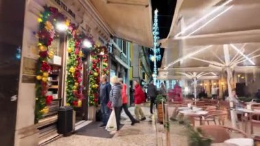 Lizbon 'da akşam, şenlikli ışıklarda parıldayan simgeler.