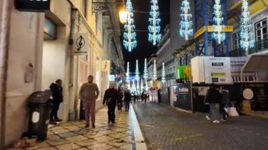 Lizbon sokaklarında alacakaranlık geziniyor, Noel güzelliği ile canlı.