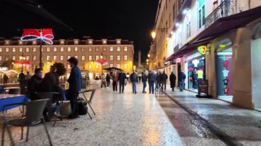 Lizbon sokakları akşam yürüyüşünde Noel ışıklarıyla parıldıyor.