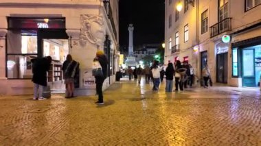 Lizbon 'un sakin akşam gezintileri tatil renklerinde parlayan simgelerle.