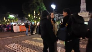 Lizbon 'da gece vakti, ikonik simgeler Noel neşesiyle yıkanır..