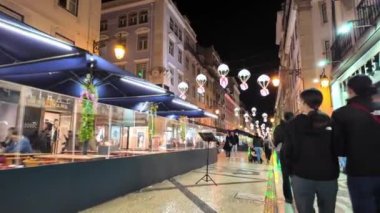 Lizbon 'da kış yürüyüşleri, bayram ışıklarına bürünmüş simgeleri..