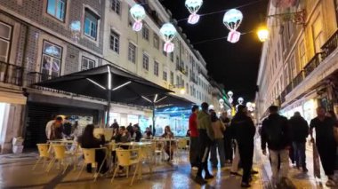 Lizbon 'da gece dolaşmak, Noel ışıkları her köşeyi aydınlatıyor..
