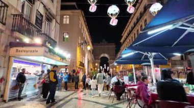 Lizbon 'un tatil süsleriyle dolu akşam gezintileri.