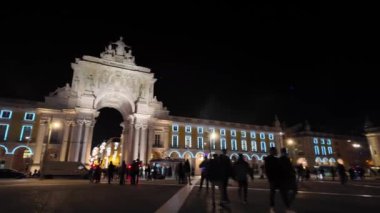 Lizbon 'un Noel cazibesini gece yürüyüşlerinde keşfetmek.