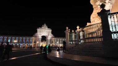 Akşam yürüyüşleri sırasında Lizbon 'un ünlü simgelerinin üzerinde şenlik ışıkları parlıyor..