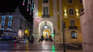 Lizbon 'un simgeleri akşam yürüyüşlerinde Noel cazibesini yansıtır..