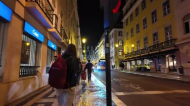 Huzurlu bir akşam yürüyüşü sırasında Lizbon 'un simgelerinin şenlikli parıltısı.