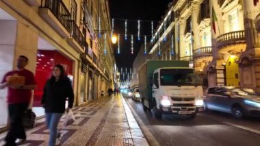 Lizbon sokaklarında gece dolaşmak, Noel ışıkları sihir yaratmak.