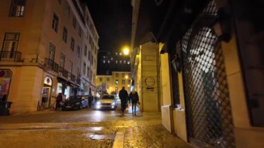 Lizbon 'un simgeleri akşam yürüyüşleri sırasında Noel ışıkları altında parlıyor.