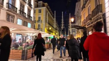 Lizbon akşam yürüyüşü, Noel ışıklarıyla parlayan simgeler.