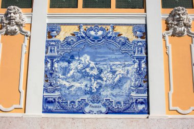 Bir binanın ön cephesinde Azulejos Portekiz fayansları