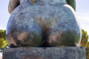 Parktaki bir kadın cesedinin heykelini kapat..