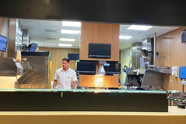 McDonald 's restoranının içinde.