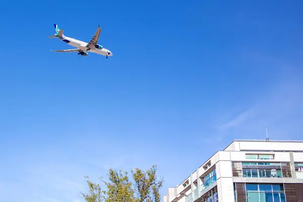 Gökyüzünde bir uçak.