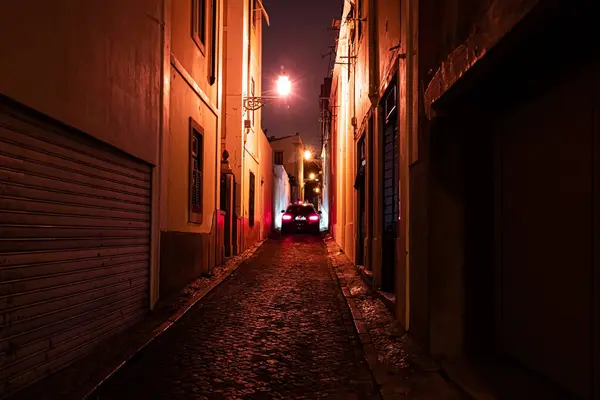 Portekiz 'in Lizbon şehrindeki dar bir caddenin gece görüşü