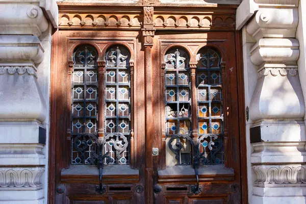 Lizbon 'da dekoratif unsurları olan eski ahşap kapı.