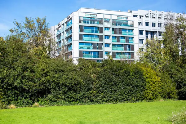 Güneşli bir günde modern apartman binaları. Modern bir apartmanın cephesi