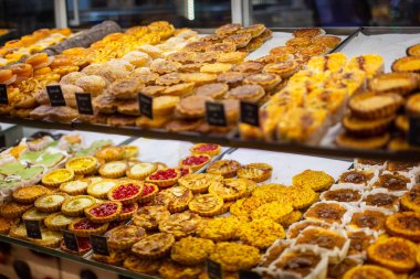 Bir mağaza vitrininde sergilenen çeşitli kurabiyeler 