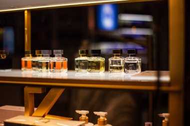 Lizbon 'da bir mağazada sergilenen parfüm şişeleri 