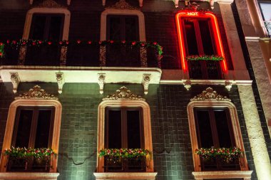 Lizbon 'da eski bir evin ön cephesinde neon ışıkları