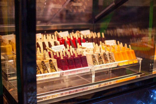 мороженое в витрине магазина