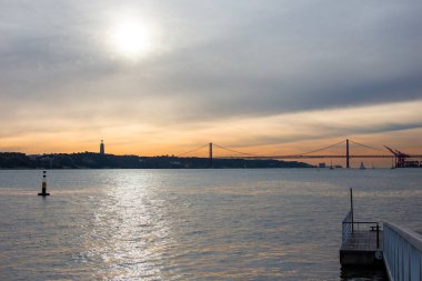 Lizbon 'un gün batımındaki panoramik manzarası, Portekiz