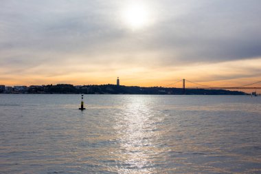 Lizbon, Portekiz 'deki Tagus nehrinin üzerinde günbatımının panoramik görüntüsü