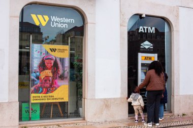 Western Union ATM 'de aile, Western Union uluslararası para transferi bürosu Lizbon, Portekiz şehir merkezinde