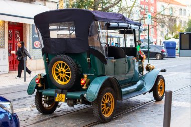 Lizbon sokaklarında antika bir araba.