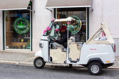 Tuk tuk, Lizbon, Portekiz 'de bir marihuana dükkanının yanına park etmiş..