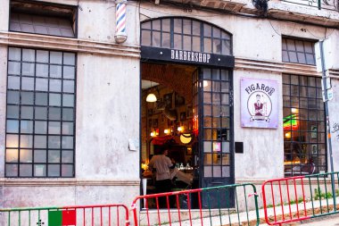 Lizbon 'un merkezinde bir berber dükkanının cephesi