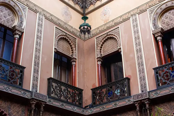 Arap tarzında eski bir binanın iç kısımları