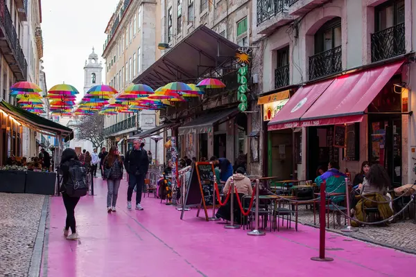 Pembe sokak manzaralı. Lizbon, Portekiz