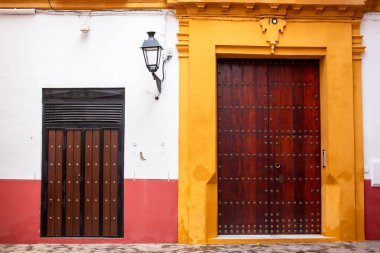İspanyol Evi Cephesi, Seville, Endülüs, İspanya 'nın eski kasabasında ahşap kapı.