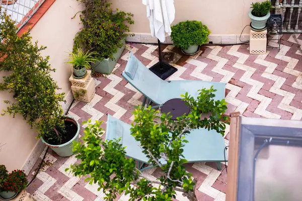 Rahatlatıcı Çatı Terası. Masa ve sandalyeli açık kafe terası, yukarıdan görüş.