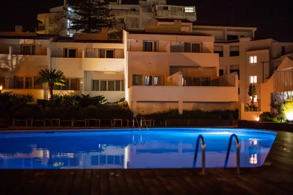 Lüks otel tatil köyünde geceleri yüzme havuzu, Costa Blanca, İspanya